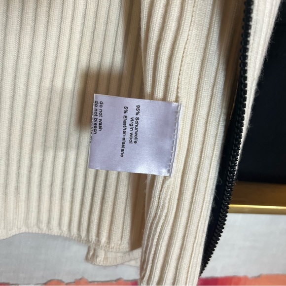 AKRIS PUNTO Vest- off white knit vest with black Euro zipper fits a 2-6 size - Picture 14 of 16